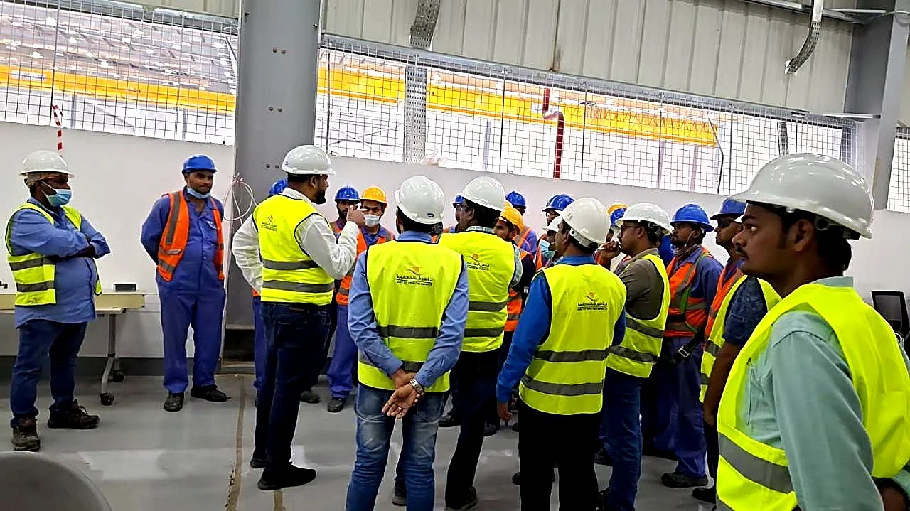Pre-shift briefing with the on-site workforce